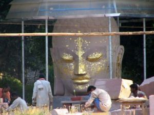 Voir le détail de cette oeuvre: Statue de Bouddha en renovation  à Sarnath