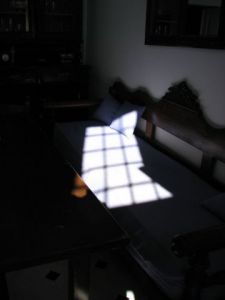 Voir le détail de cette oeuvre: Soleil à travers la fenêtre de notre maison à Oia